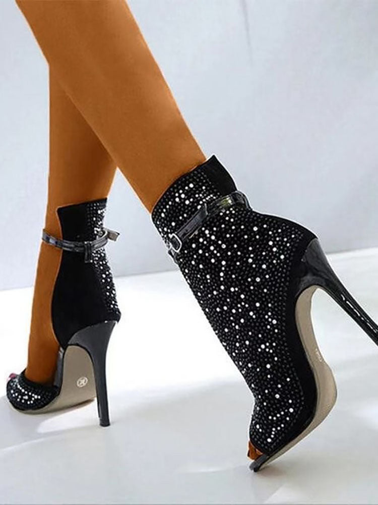 Tacones altos recortados con diamantes de imitación brillantes