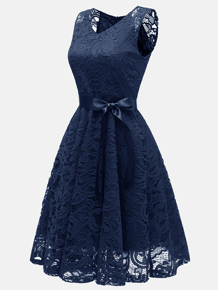 Elegantes ärmelloses Partykleid aus Spitze