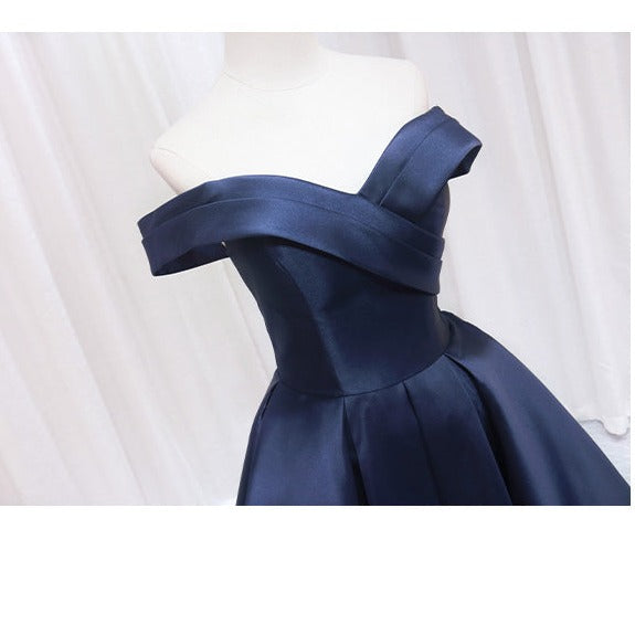Marineblaues, plissiertes Homecoming-Kleid aus Satin mit schulterfreiem Schnitt