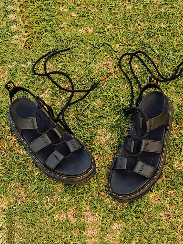 Flache Sandalen aus gekreuztem Leder