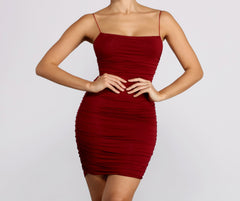 Vestido midi fruncido de viernes por la noche