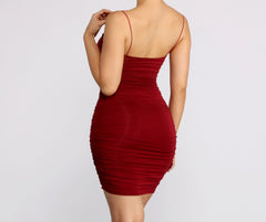 Vestido midi fruncido de viernes por la noche