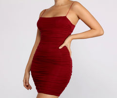 Vestido midi fruncido de viernes por la noche
