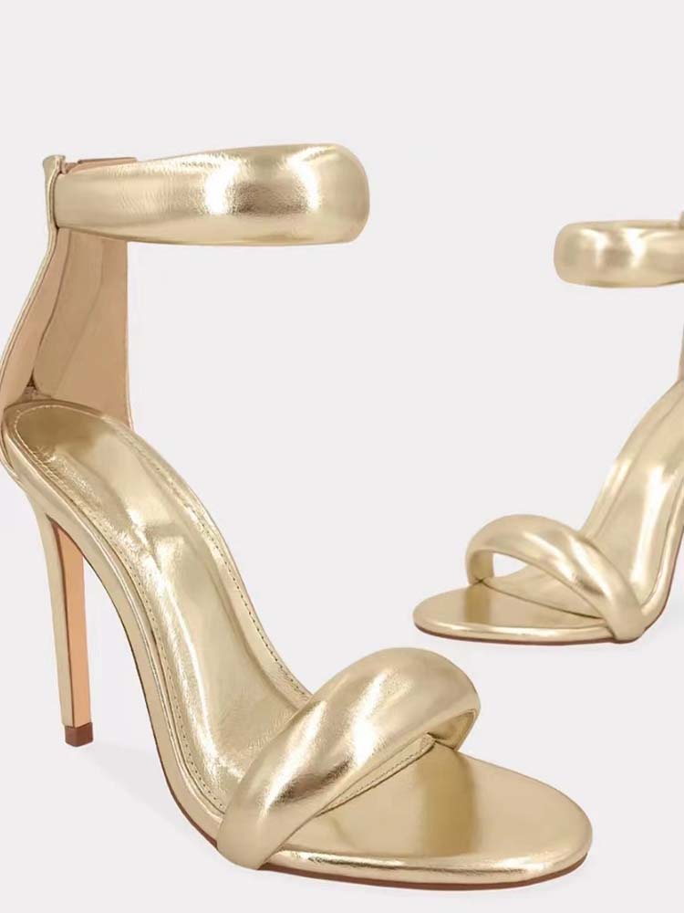 Goldene Sandalen mit Knöchelriemen