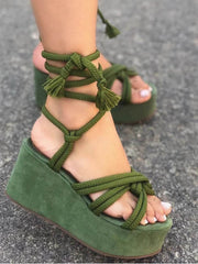 Plateau-Sandalen mit Keilabsatz und Schnürung