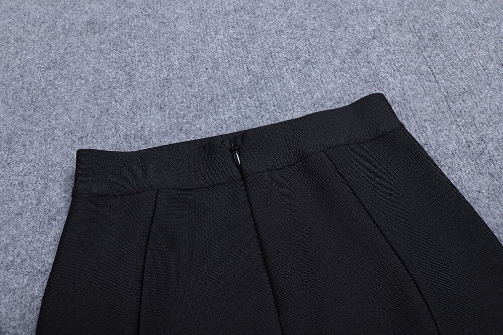 Minivestido negro con corsé de plumas