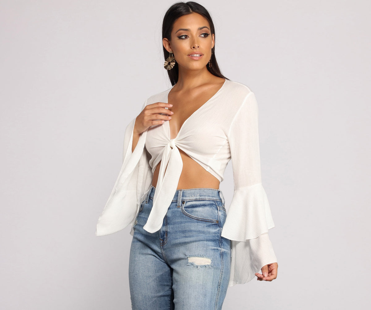 Gewebtes Crop-Top mit Glockenärmeln und Bindeband vorn