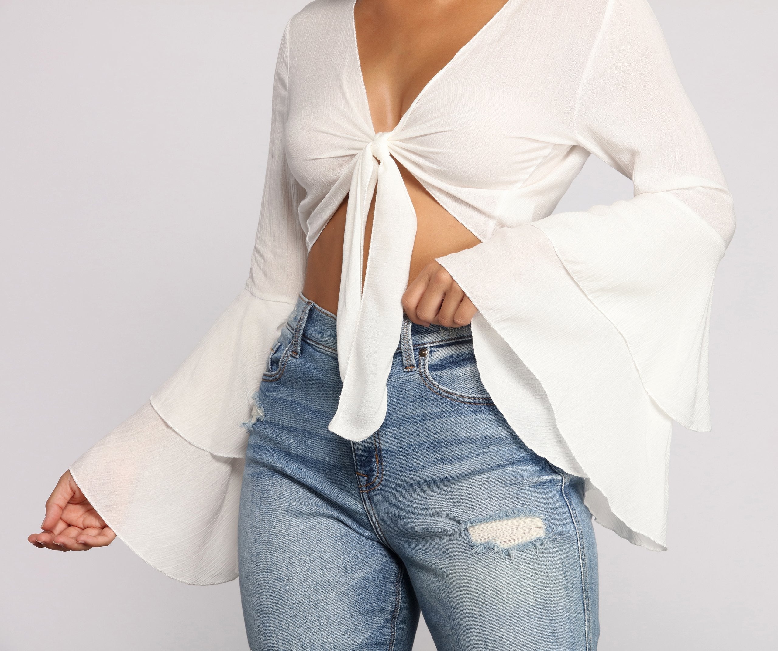 Gewebtes Crop-Top mit Glockenärmeln und Bindeband vorn
