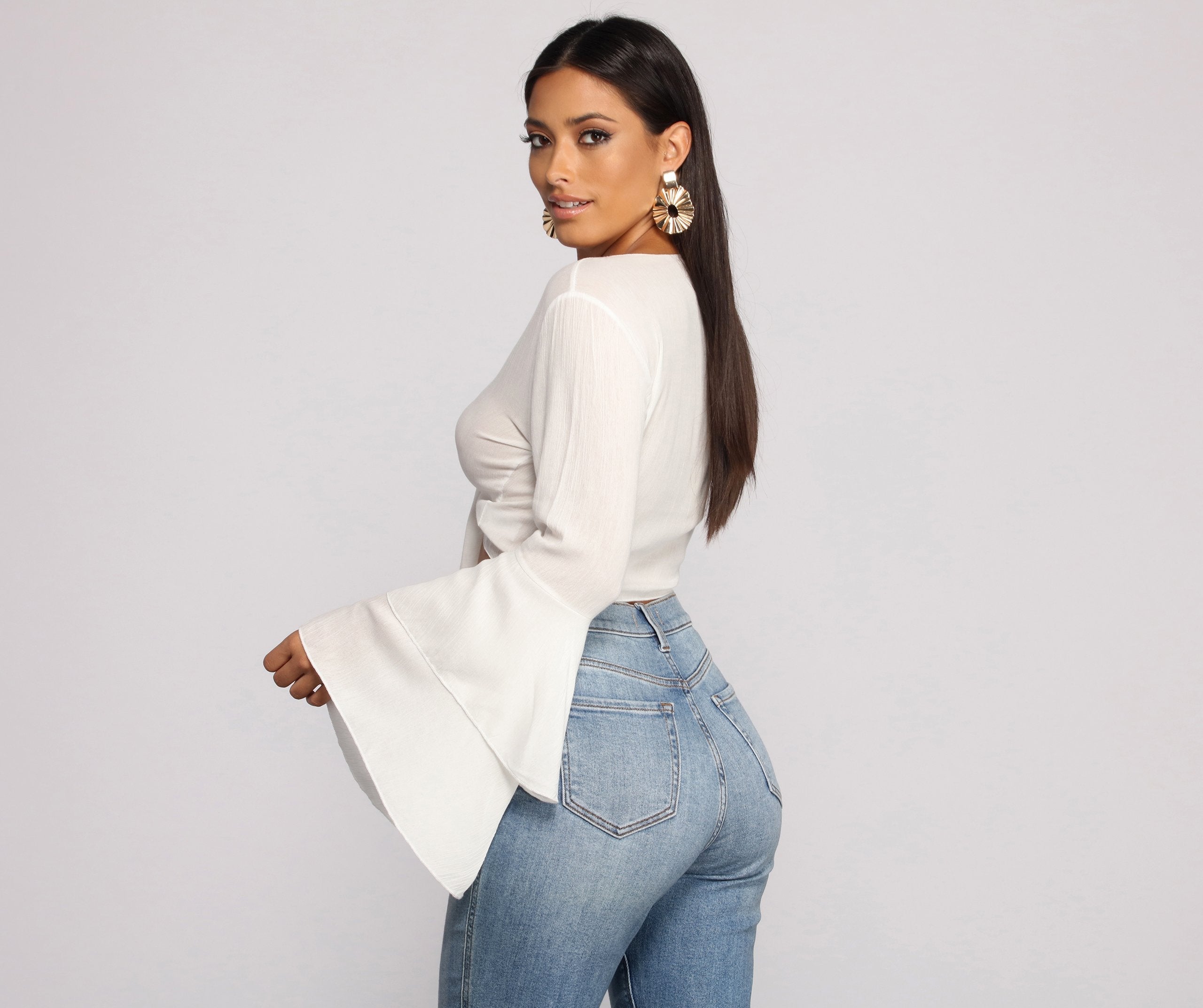 Gewebtes Crop-Top mit Glockenärmeln und Bindeband vorn