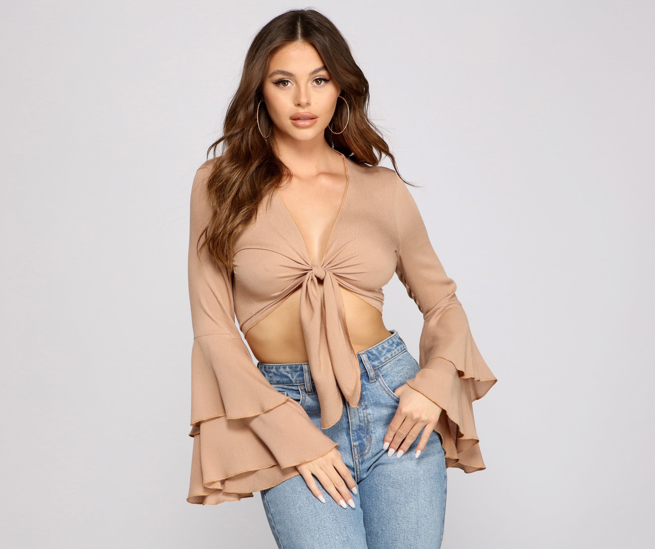 Gewebtes Crop-Top mit Glockenärmeln und Bindeband vorn