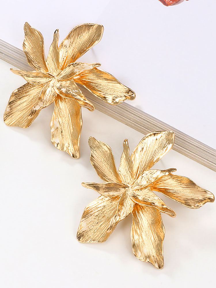 Goldener Ohrhänger mit Blumenmotiv