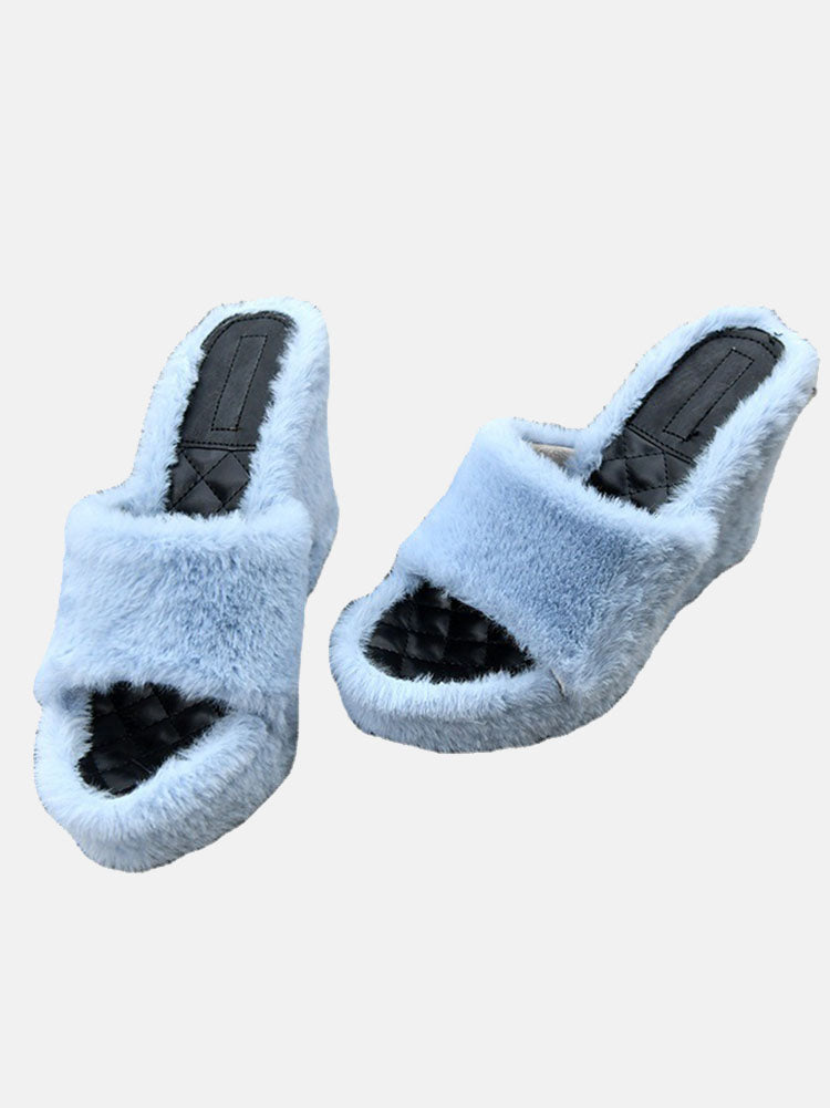 Flauschige Sandalen mit Keilabsatz