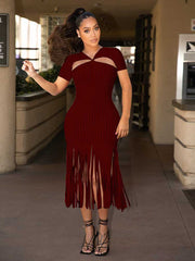Vestido informal con flecos y rayas en los laterales