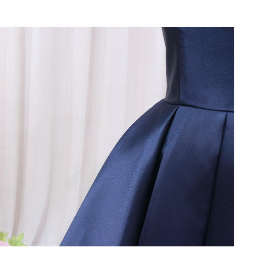 Marineblaues, plissiertes Homecoming-Kleid aus Satin mit schulterfreiem Schnitt