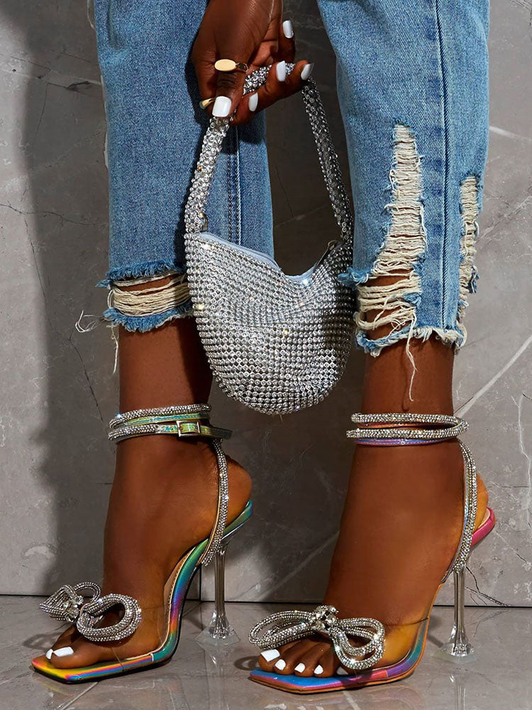 Tacones altos con punta cuadrada y lazo brillante