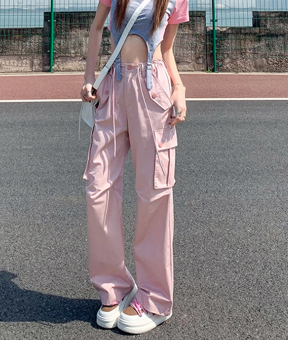 Pantalones cargo rectos de color rosa fruncido