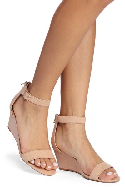 Sandalen mit niedrigem Keilabsatz und Knöchelriemen