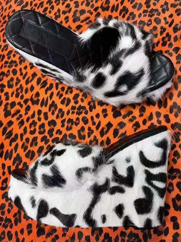 Flauschige Sandalen mit Keilabsatz