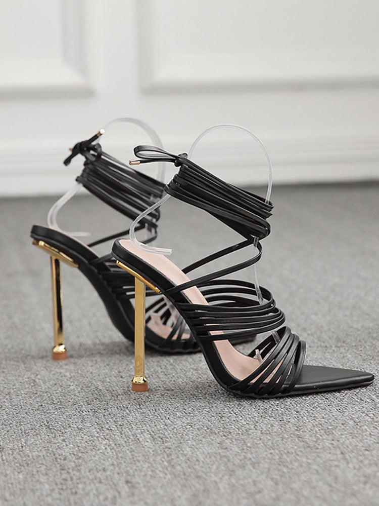 Sandalen mit Schnürung und gekreuzten Riemen