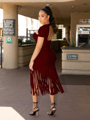 Vestido informal con flecos y rayas en los laterales
