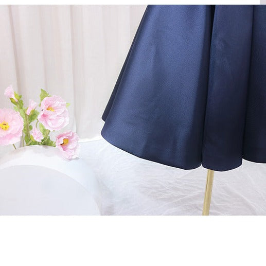 Marineblaues, plissiertes Homecoming-Kleid aus Satin mit schulterfreiem Schnitt