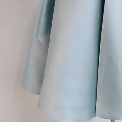 Plissiertes Homecoming-Kleid aus Satin mit schulterfreiem Schnitt