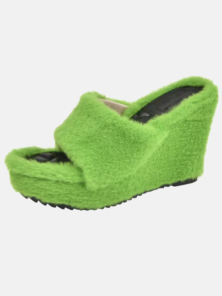 Flauschige Sandalen mit Keilabsatz