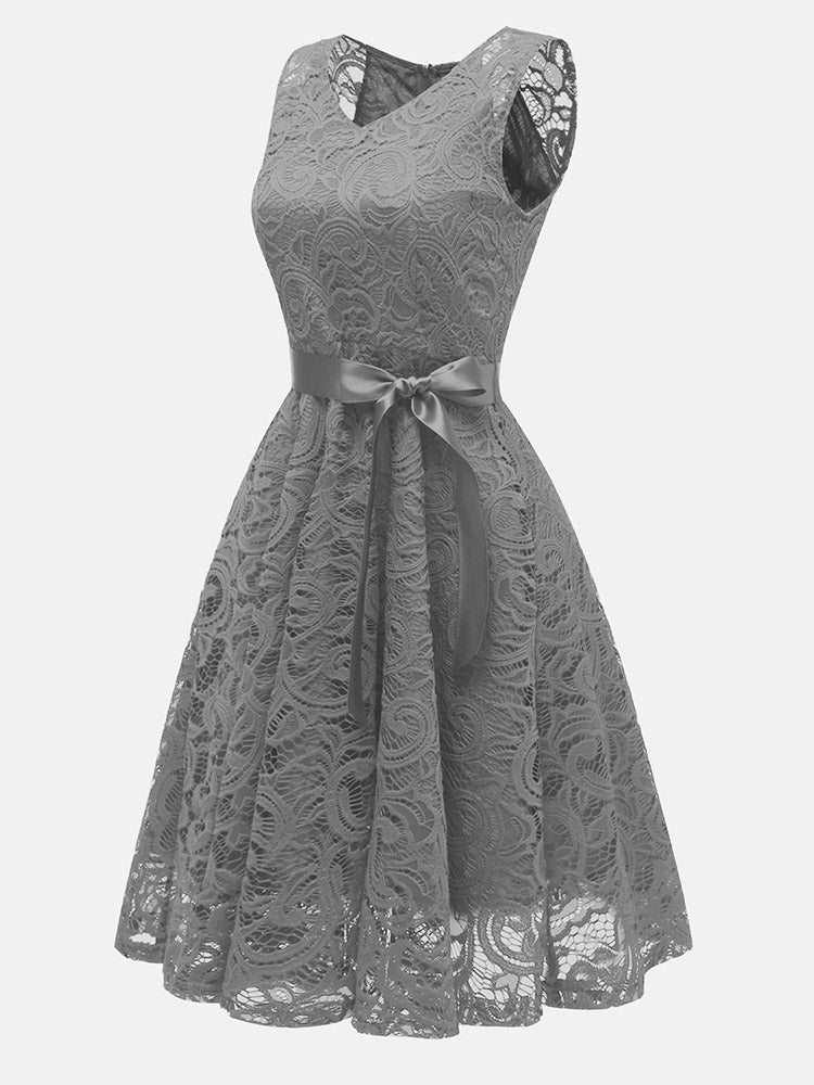 Elegantes ärmelloses Partykleid aus Spitze