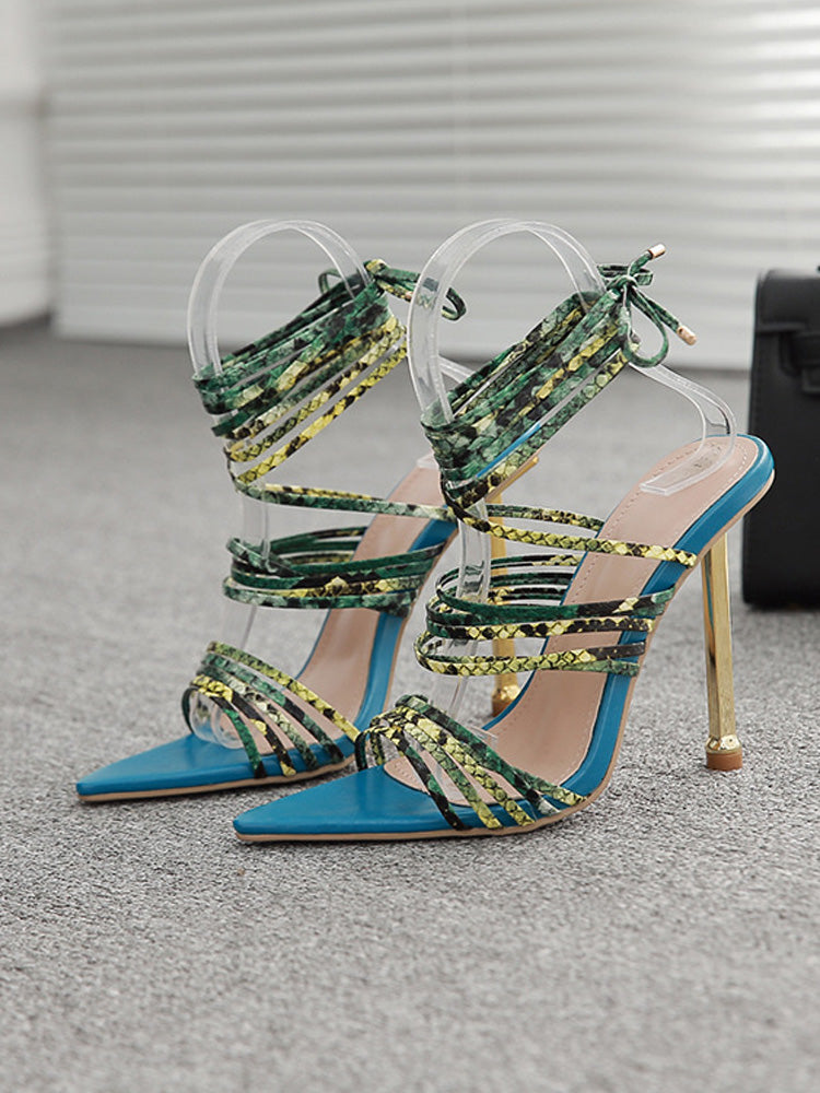 Sandalen mit Schnürung und gekreuzten Riemen