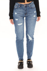 Survival Of The Fittest – Zerrissene Boyfriendjeans – Dunkle Waschung