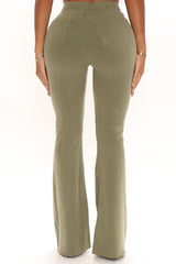The Time Is Now – High-Rise-Flare-Jeans – Olivgrün