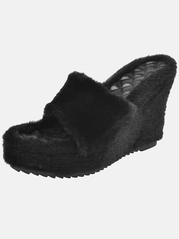Flauschige Sandalen mit Keilabsatz