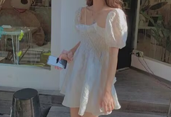 Vestido fruncido con bordado y mangas abullonadas