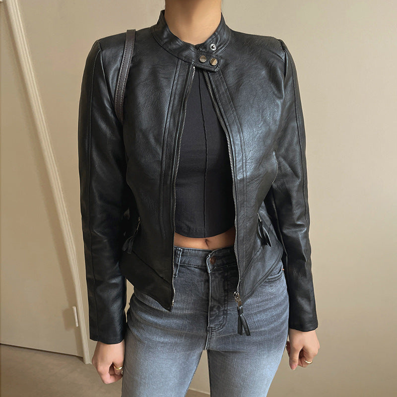 Schmale Moto-Lederjacke mit Reißverschluss am Kragen