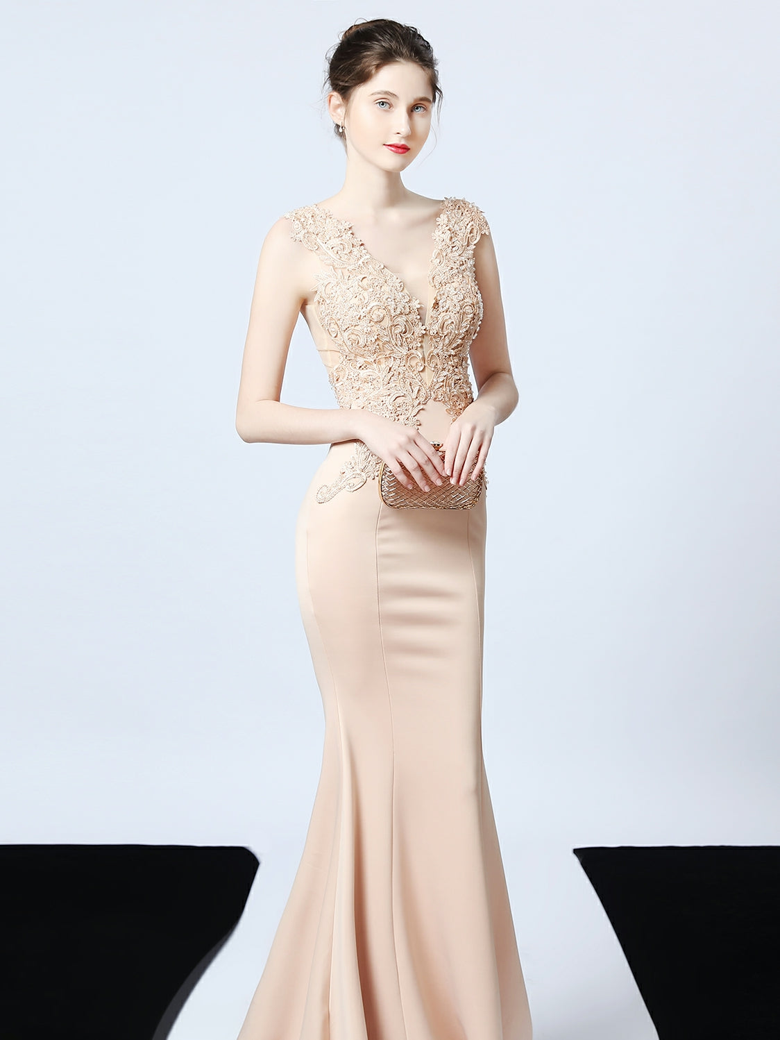Handgemachtes langes Abendkleid mit Perlenapplikation