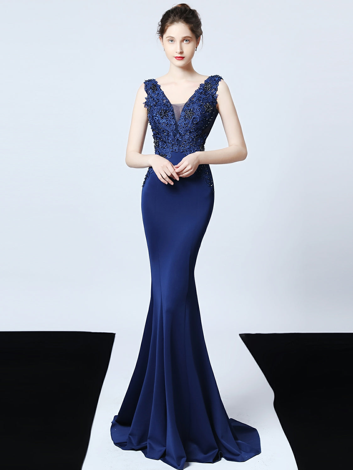 Handgemachtes langes Abendkleid mit Perlenapplikation