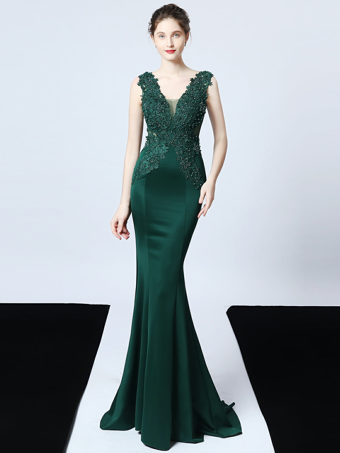 Handgemachtes langes Abendkleid mit Perlenapplikation