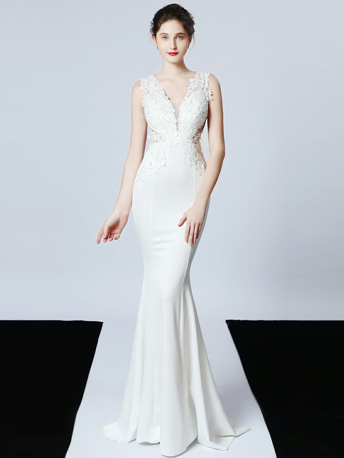 Handgemachtes langes Abendkleid mit Perlenapplikation