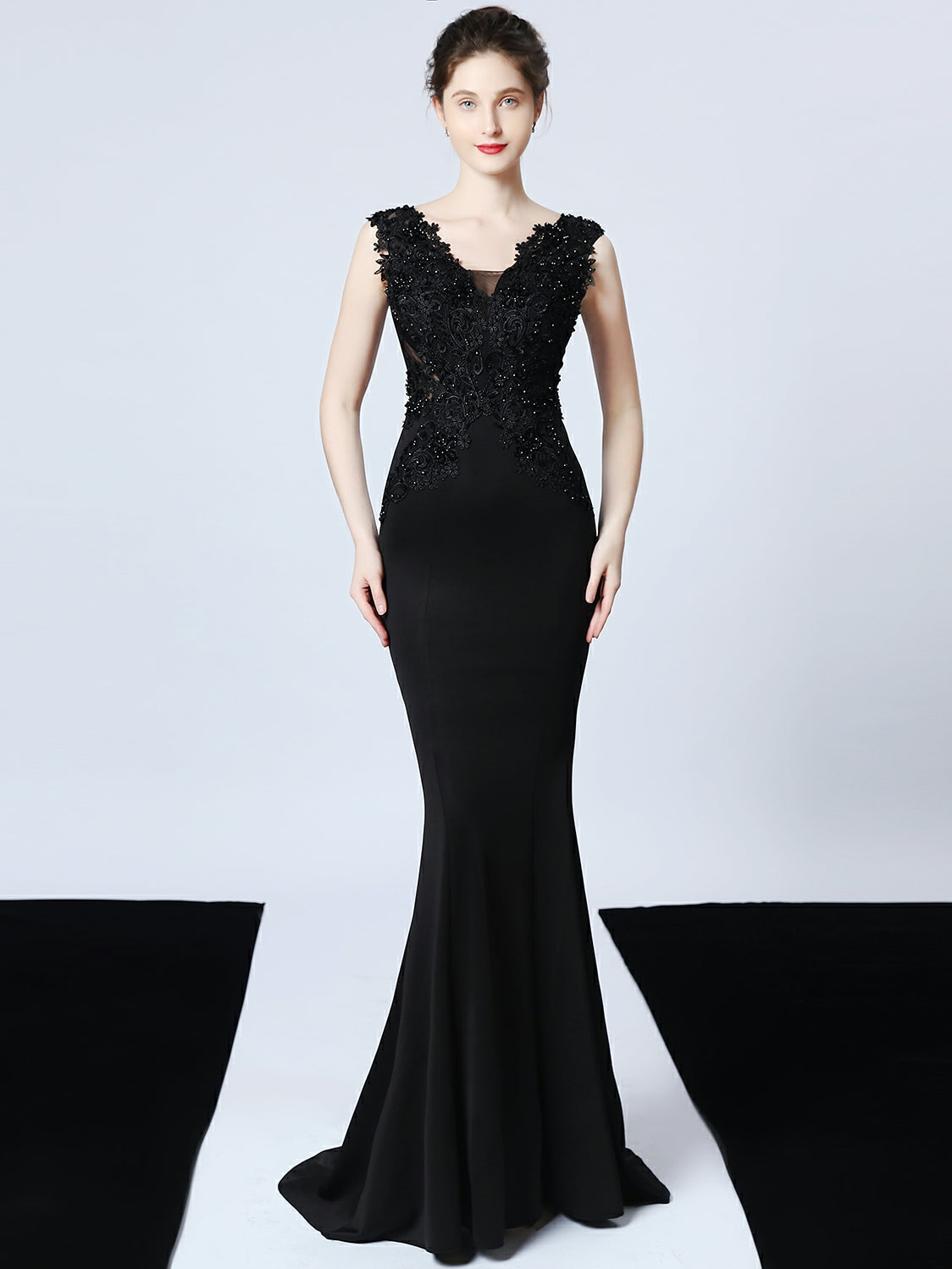 Handgemachtes langes Abendkleid mit Perlenapplikation