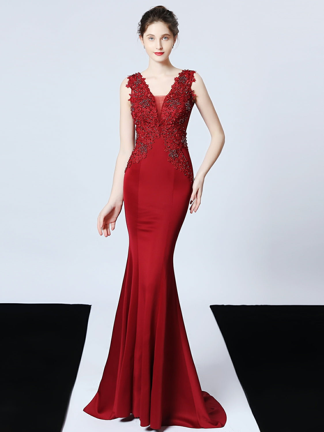 Handgemachtes langes Abendkleid mit Perlenapplikation