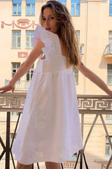 Minikleid mit eckigem Kragen und Schmetterlingsärmeln