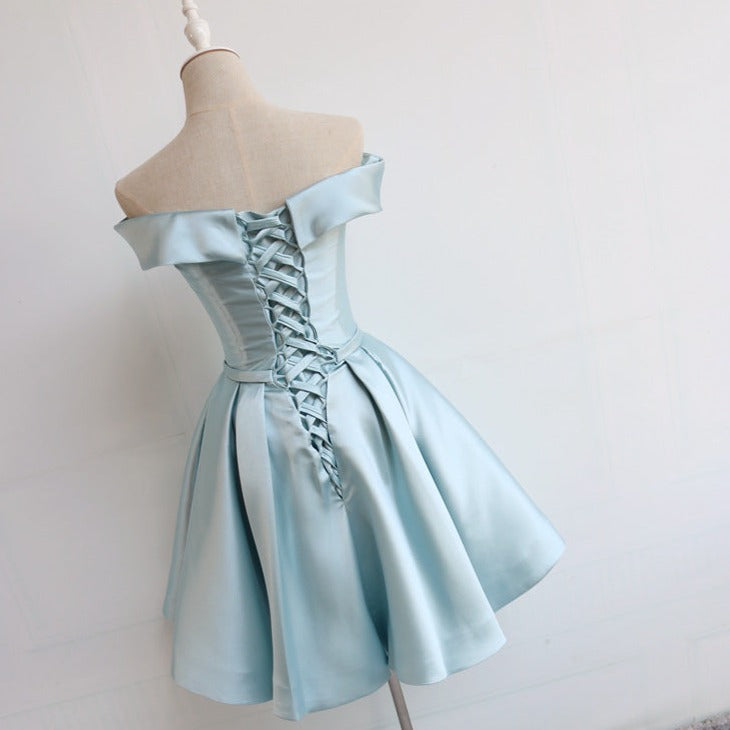 Plissiertes Homecoming-Kleid aus Satin mit schulterfreiem Schnitt