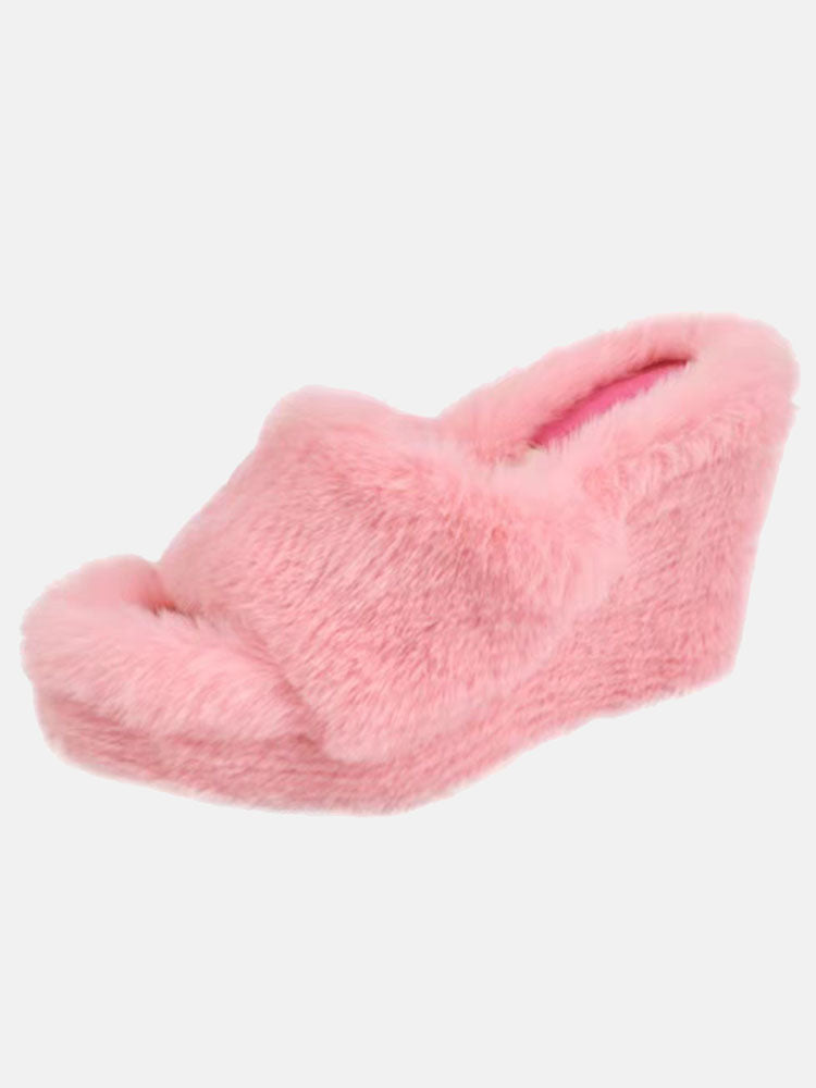 Flauschige Sandalen mit Keilabsatz