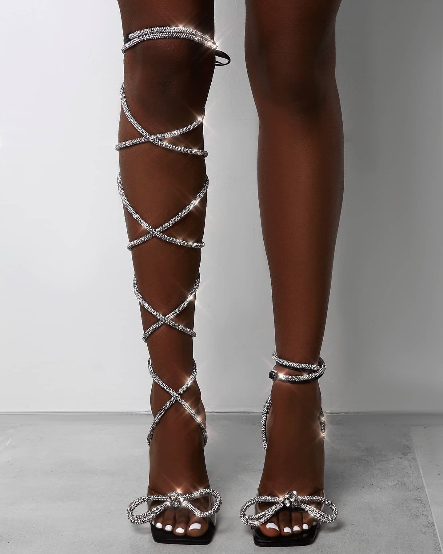 Sandalen mit Schleife und Strass-Pailletten