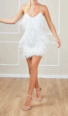 MINIKLEID MIT QUASTEN UND FEDERN IN WEISS