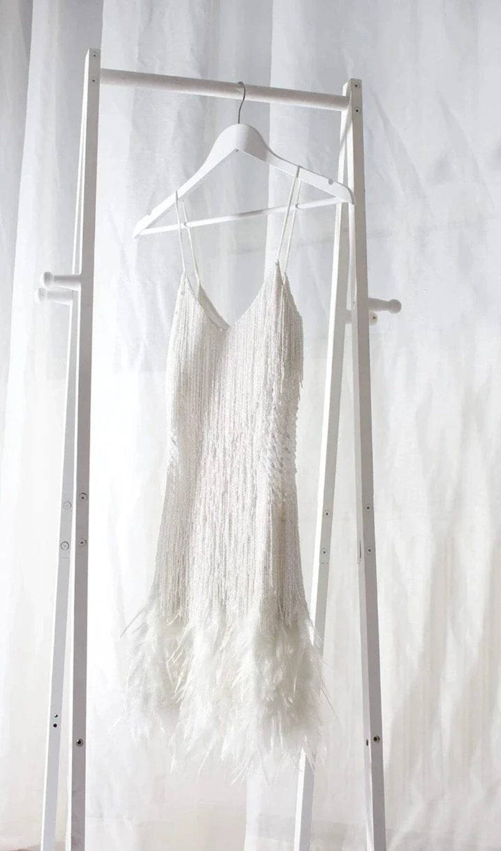 MINIKLEID MIT QUASTEN UND FEDERN IN WEISS