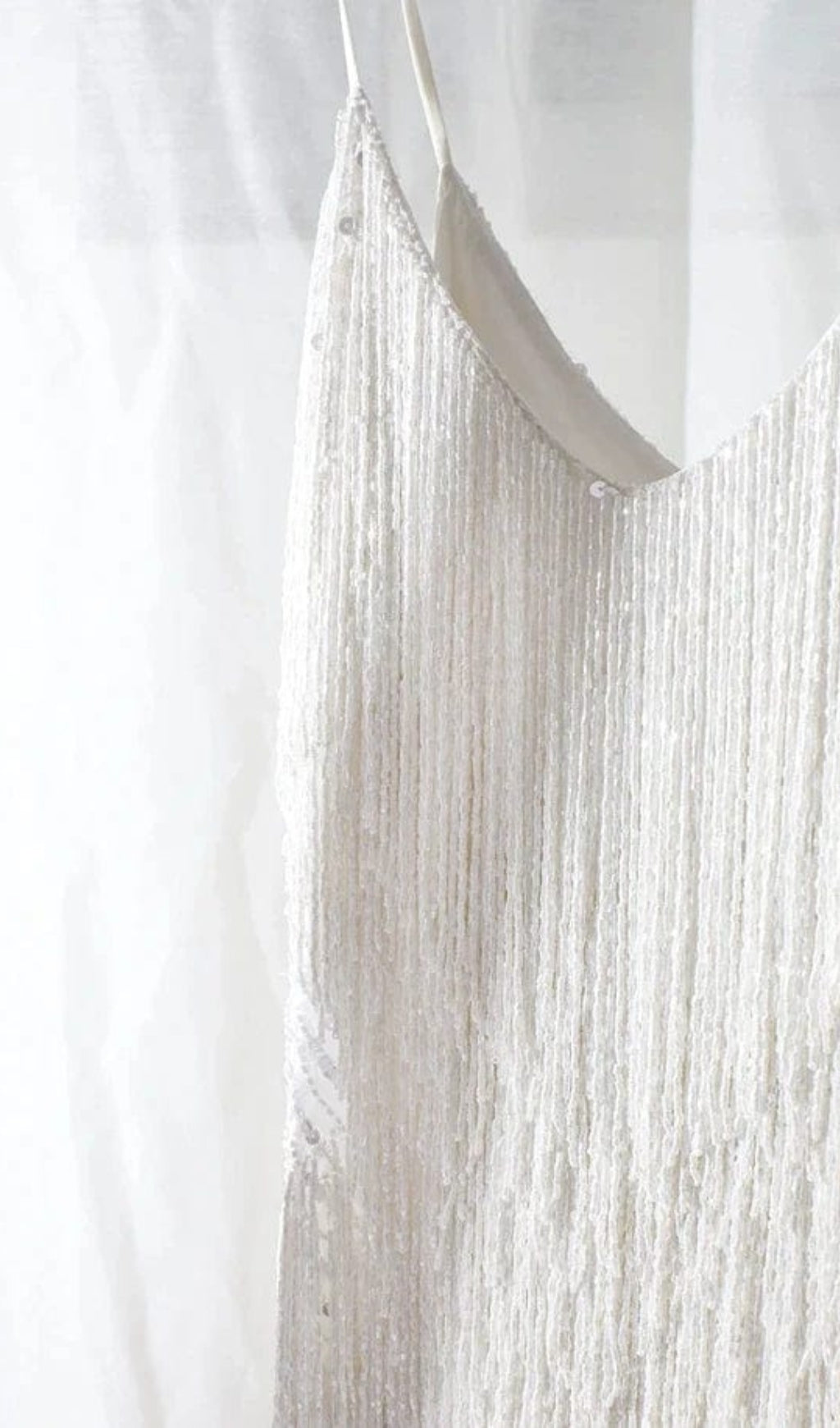 MINIKLEID MIT QUASTEN UND FEDERN IN WEISS