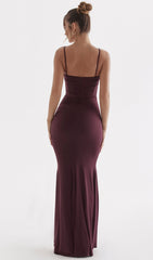 Vestido largo con corsé de cereza oscura