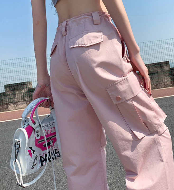 Pantalones cargo rectos de color rosa fruncido