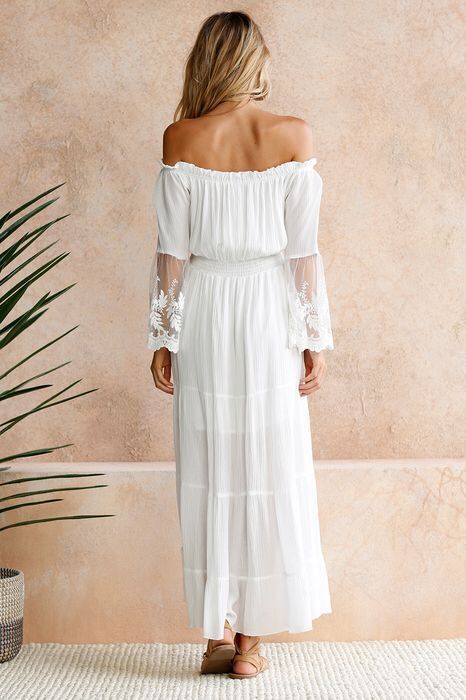 Bodenlanges, plissiertes, schulterfreies Damenkleid mit Dreiviertelärmeln